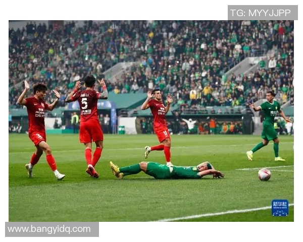 上海足球队技术争议引发热议球迷与专家观点碰撞激烈 上海足球队技术争议引发热议球迷与专家观点碰撞激烈