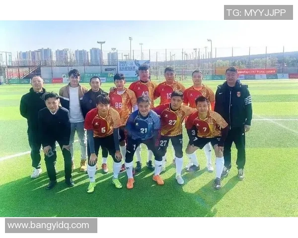 足球明星大巴上欢唱朋友情谊深厚展现团队精神与友谊的力量