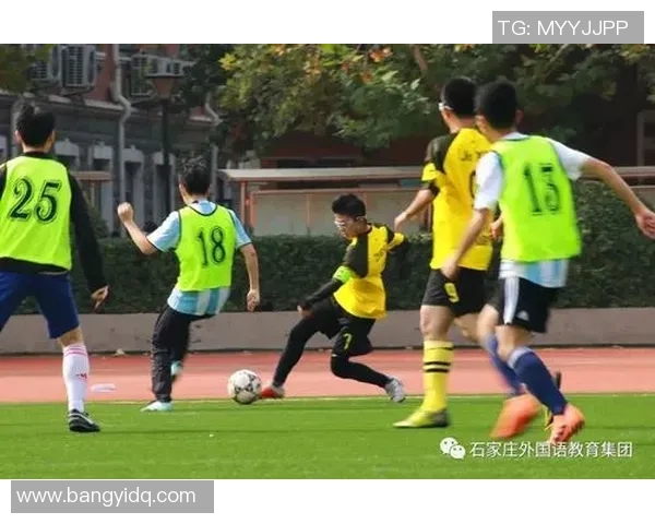 足球明星与女生亲密合照展现青春活力与运动魅力的完美瞬间 足球明星与女生亲密合照展现青春活力与运动魅力的完美瞬间